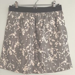 Loft, gray, floral, mini skirt (size 4) excellent condition
